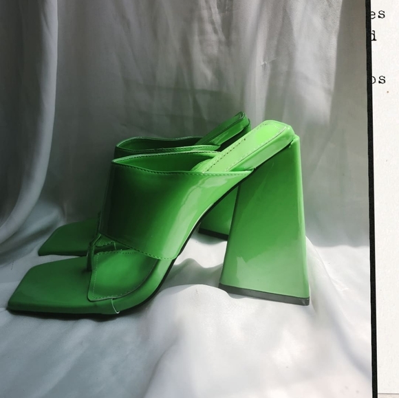 🚨LAST PAIR// Green thong Block heel - Picture 3 of 7